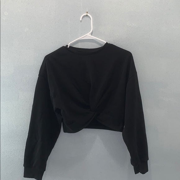 Black cropped pullover. - Picture 1 of 2